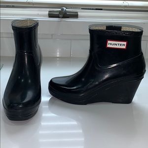 Hunter boot, black wedge